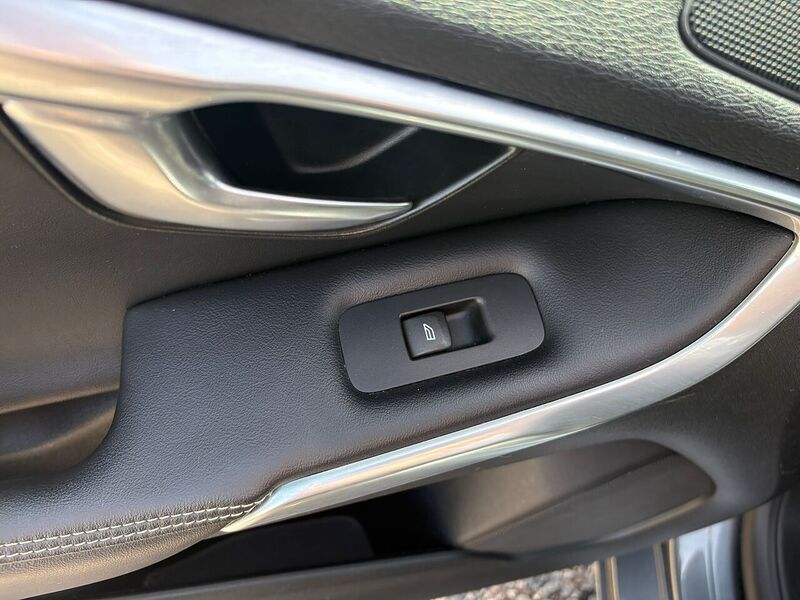 Volvo V40 2.0 D4 R-Design Nav Plus Hatchback 5dr Diesel Auto Euro 6 (s/s) (190 ps) - U27