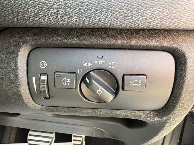 Volvo V40 2.0 D4 R-Design Nav Plus Hatchback 5dr Diesel Auto Euro 6 (s/s) (190 ps) - U27