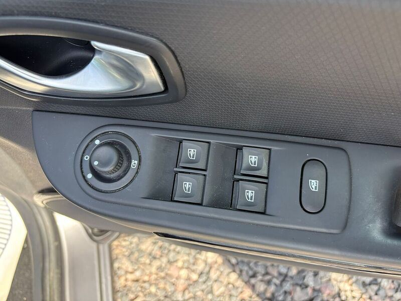 Renault Clio 0.9 TCe Dynamique S Nav Hatchback 5dr Petrol Manual Euro 6 (s/s) (90 ps) - U37
