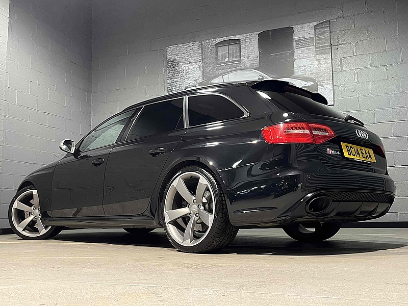 Audi 4.2 FSI V8 Estate 5dr Petrol S Tronic quattro Euro 5 (450 ps)