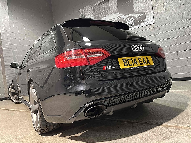 Audi 4.2 FSI V8 Estate 5dr Petrol S Tronic quattro Euro 5 (450 ps)