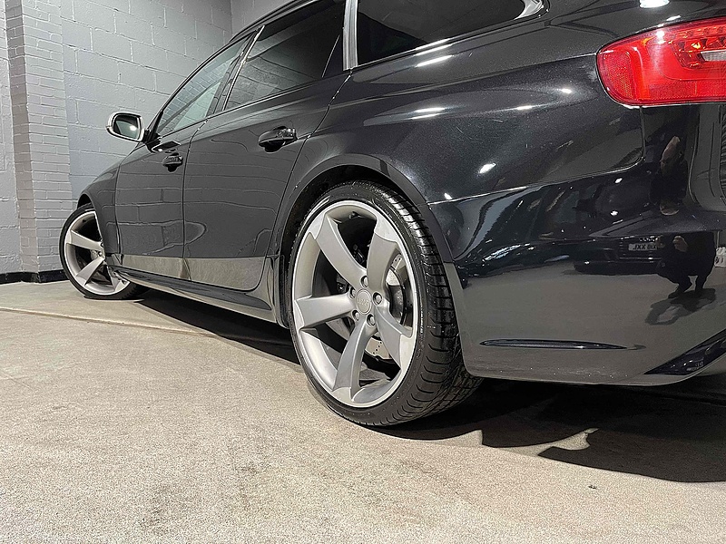 Audi 4.2 FSI V8 Estate 5dr Petrol S Tronic quattro Euro 5 (450 ps)