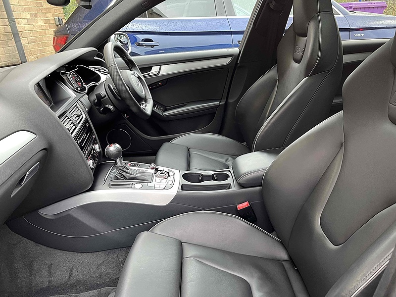 Audi 4.2 FSI V8 Estate 5dr Petrol S Tronic quattro Euro 5 (450 ps)