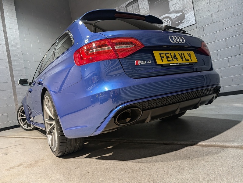 Audi 4.2 FSI V8 Estate 5dr Petrol S Tronic quattro Euro 5 (450 ps)