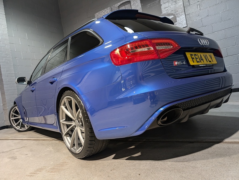 Audi 4.2 FSI V8 Estate 5dr Petrol S Tronic quattro Euro 5 (450 ps)