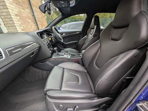 Audi 4.2 FSI V8 Estate 5dr Petrol S Tronic quattro Euro 5 (450 ps)