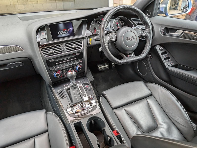 Audi 4.2 FSI V8 Estate 5dr Petrol S Tronic quattro Euro 5 (450 ps)
