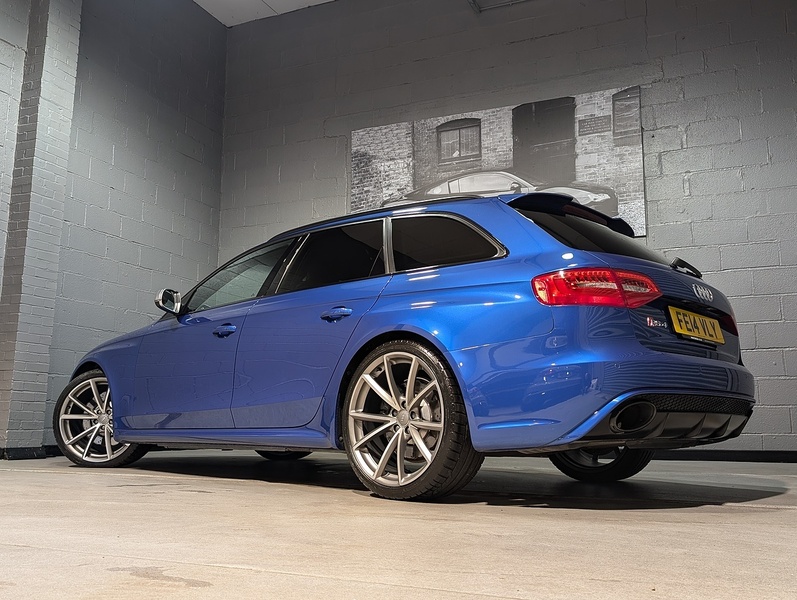 Audi 4.2 FSI V8 Estate 5dr Petrol S Tronic quattro Euro 5 (450 ps)