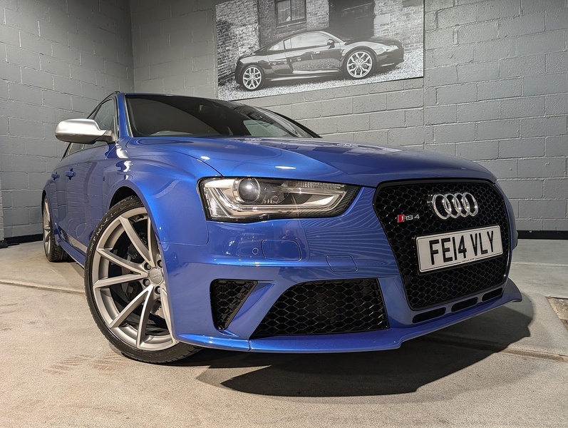 Audi 4.2 FSI V8 Estate 5dr Petrol S Tronic quattro Euro 5 (450 ps)