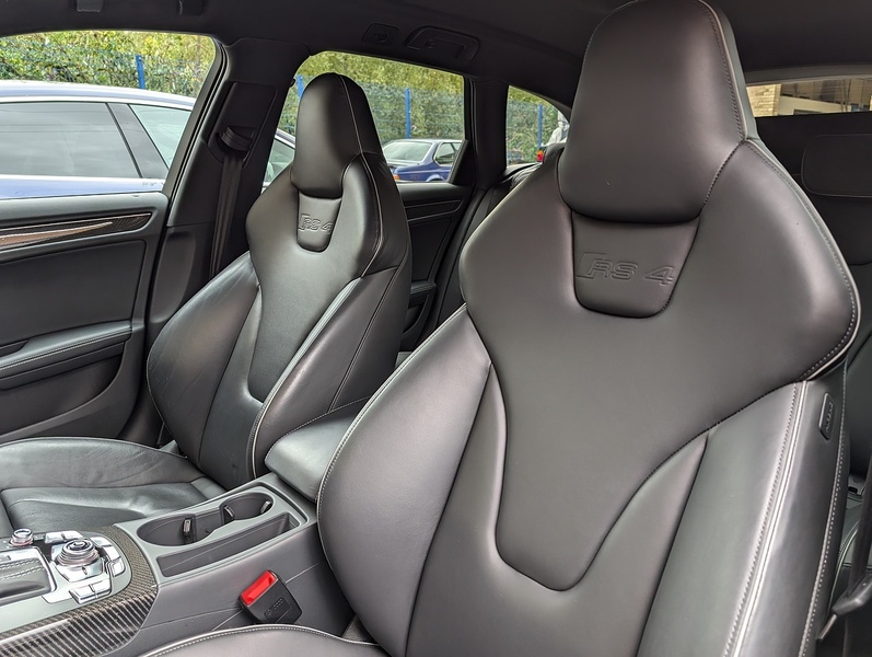 Audi 4.2 FSI V8 Estate 5dr Petrol S Tronic quattro Euro 5 (450 ps)