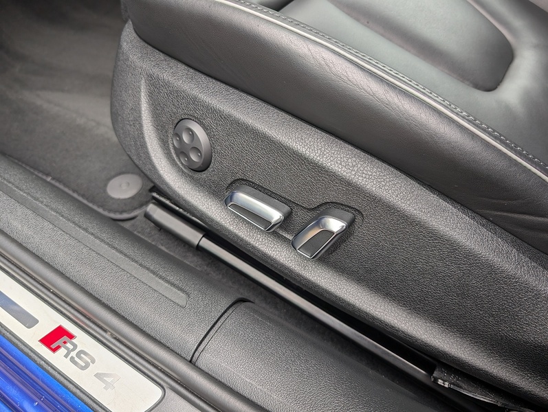 Audi 4.2 FSI V8 Estate 5dr Petrol S Tronic quattro Euro 5 (450 ps)