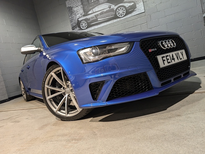 Audi 4.2 FSI V8 Estate 5dr Petrol S Tronic quattro Euro 5 (450 ps)