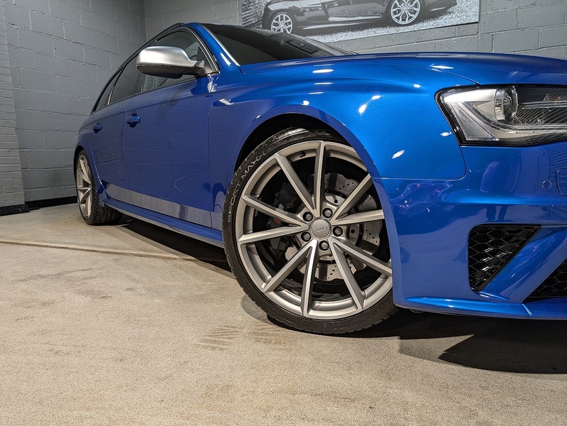 Audi 4.2 FSI V8 Estate 5dr Petrol S Tronic quattro Euro 5 (450 ps)