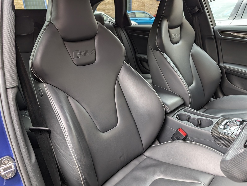 Audi 4.2 FSI V8 Estate 5dr Petrol S Tronic quattro Euro 5 (450 ps)