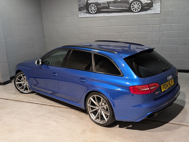 Audi 4.2 FSI V8 Estate 5dr Petrol S Tronic quattro Euro 5 (450 ps)