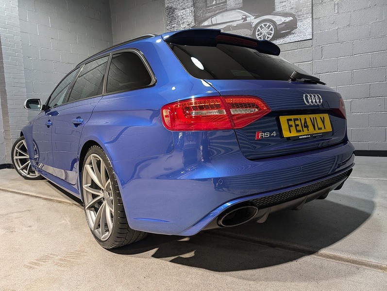Audi 4.2 FSI V8 Estate 5dr Petrol S Tronic quattro Euro 5 (450 ps)