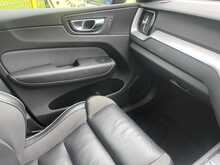 Volvo XC60 D4 R-Design (Pan Roof) 