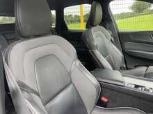 Volvo XC60 D4 R-Design (Pan Roof) 