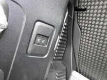 Land Rover Defender 90 P300 SE