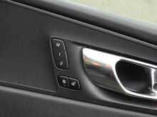 Volvo XC60 B5 MHEV R-Design Pro