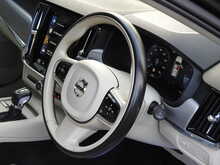 Volvo V90 D4 Momentum Plus