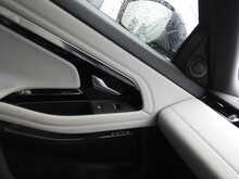 Land Rover Range Rover Evoque P300e R-Dynamic SE