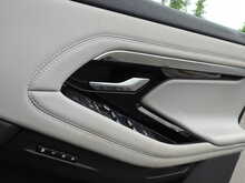 Land Rover Range Rover Evoque P300e R-Dynamic SE