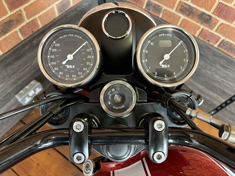 1 Motorbike 652 Manual Petrol