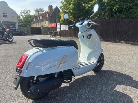 Air Cooled Round Light 125 Scooter AUTO Petrol E5