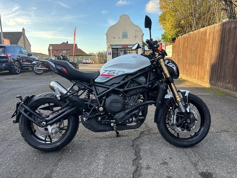 E5 700 Naked Manual Petrol