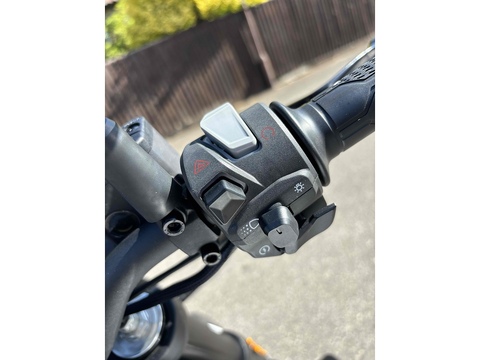 Moto Morini Seiemmezzo  STR   650  Petrol