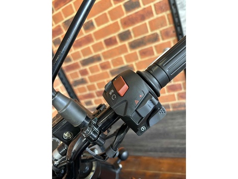 1 Motorbike 652 Manual Petrol