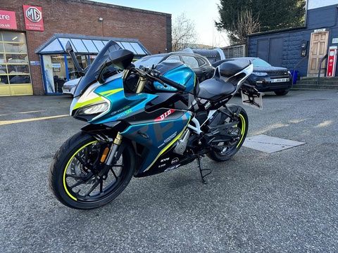 300 Sport Racing Petrol Manual Euro 5 (28 ps)