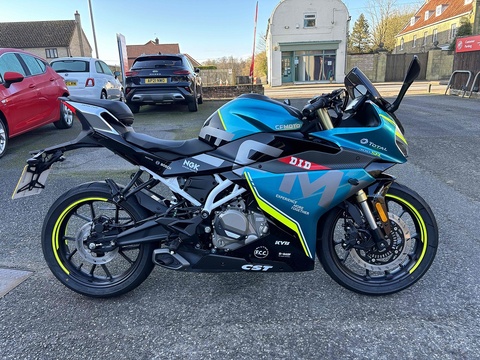 300 Sport Racing Petrol Manual Euro 5 (28 ps)