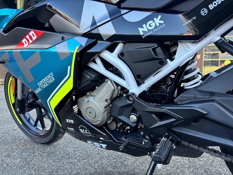 300 Sport Racing Petrol Manual Euro 5 (28 ps)