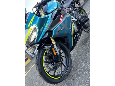 300 Sport Racing Petrol Manual Euro 5 (28 ps)