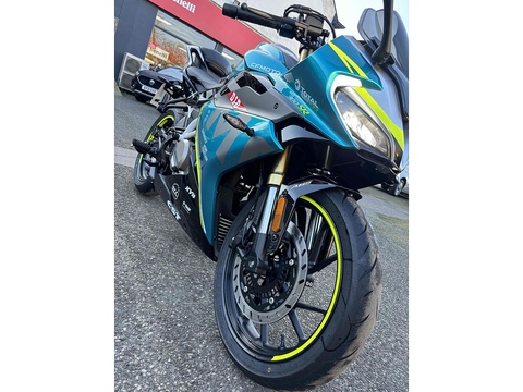 300 Sport Racing Petrol Manual Euro 5 (28 ps)