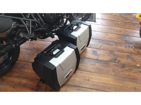 800 XR Adventure Petrol Manual (95 ps)