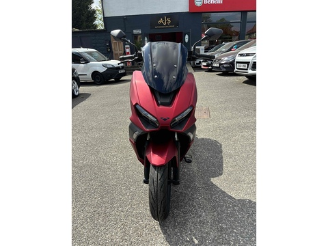 300 Scooter Petrol CVT Euro 5 (19 ps)
