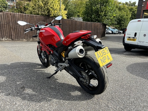 696 Plus Naked Petrol Manual (75 ps)