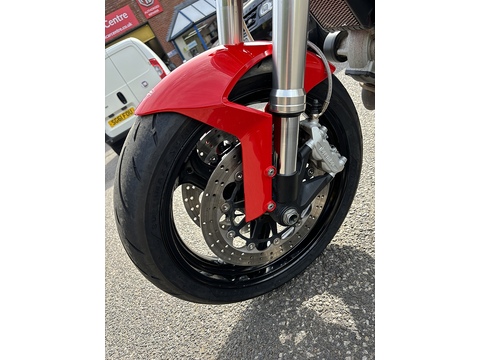 696 Plus Naked Petrol Manual (75 ps)