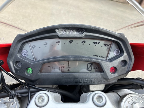 696 Plus Naked Petrol Manual (75 ps)