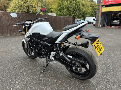 750 Naked Petrol Manual (106 ps)