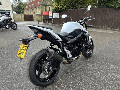 750 Naked Petrol Manual (106 ps)