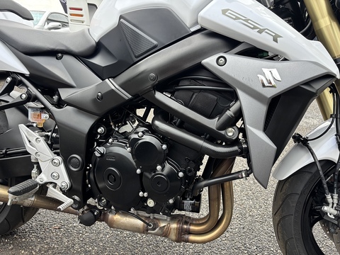 750 Naked Petrol Manual (106 ps)