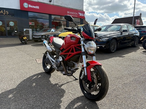 696 Plus Naked Petrol Manual (75 ps)