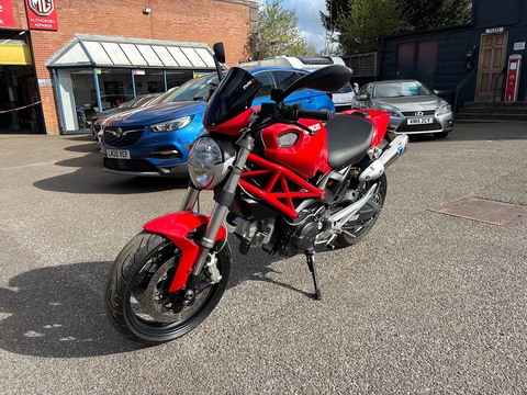 696 Plus Naked Petrol Manual (75 ps)