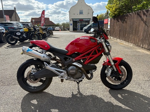 696 Plus Naked Petrol Manual (75 ps)