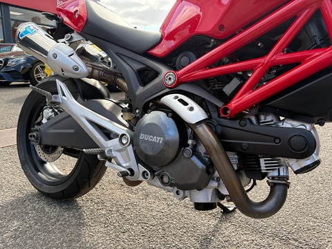 696 Plus Naked Petrol Manual (75 ps)