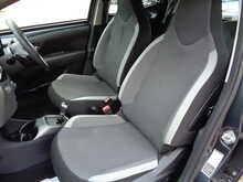 Toyota AYGO VVT-i x-play 